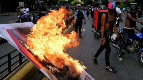 Liberan a 10 encarcelados por protestas contra Nicolás Maduro