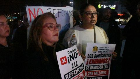 Trabajadores de ISSSTECALI se manifiestan en contra de la reforma laboral