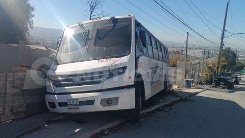 Camión de transporte de personal invade vivienda en la colonia El Pípila