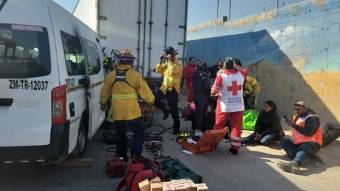 Incidente de tránsito deja a una persona atrapada