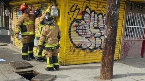 Bomberos atiende explosión en alcantarillado en la Zona Centro