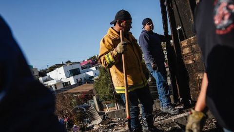 Bomberos de Tijuana se unen para apoyar a compañero que perdió su hogar