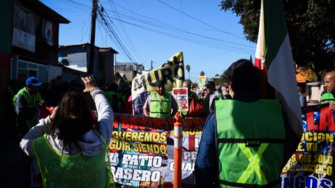 Marchan hacia la Garita de San Ysidro en defensa de los migrantes