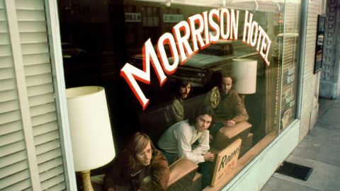 Incendio destruye Hotel Morrison de Los Ángeles, portada del álbum de The Doors