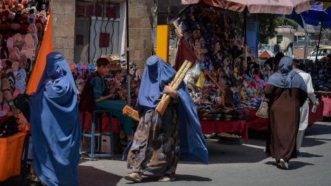 Afganistán cerrará todas las ONG que empleen a mujeres