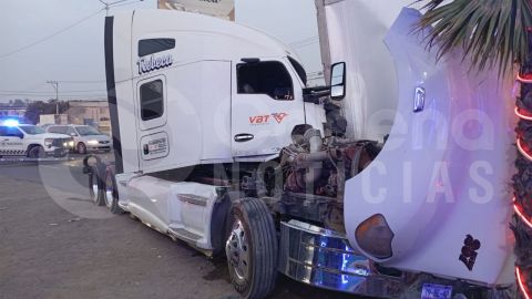Aparatoso choque entre dos tráileres deja un conductor lesionado
