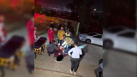 Mujer resulta lesionada y es rescatada por Bomberos en Cerro Colorado