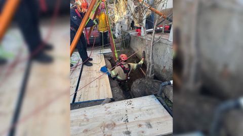 Bomberos salvan a trabajador que cayó en un pozo en la colonia Libertad