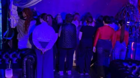 Catean bar por 'propaganda LGBT' y arrestan a 10 personas en Rusia