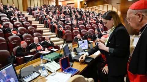Anulan el Anillo del Pescador de Francisco 16 días después de su muerte