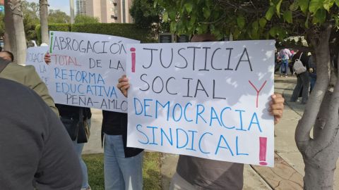 Maestros de Baja California protestan en lugar de celebrar el Día del Maestro