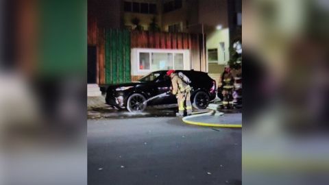 Bomberos atiende fuga de gas en restaurante y edificio