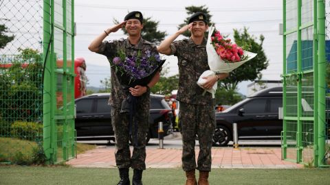 RM y V de BTS concluyen su servicio militar y fans celebran su regreso en Seúl
