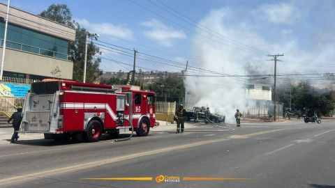 Falla mecánica provoca incendio en patrulla de la Policía Municipal en Tijuana
