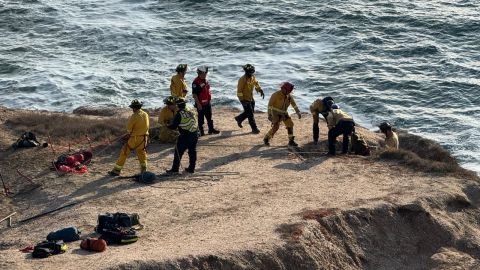 Rescatan a dos personas atrapadas en acantilados en Tijuana