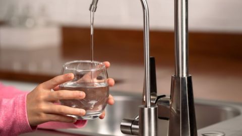 Tu piel habla: 7 señales de que necesitas tomar más agua de forma urgente