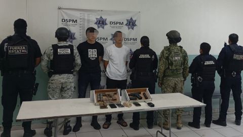 Detienen en Mexicali a dos con armas, vehículo robado y cargadores