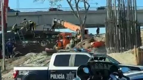 Rescatan a dos trabajadores atrapados en accidente de viaducto en Tijuana