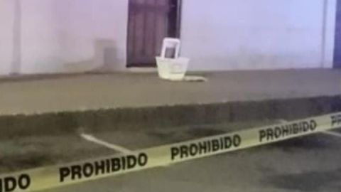 Hallan cabeza de cerdo con proyectil y mensajes en la colonia Centro de Ensenada