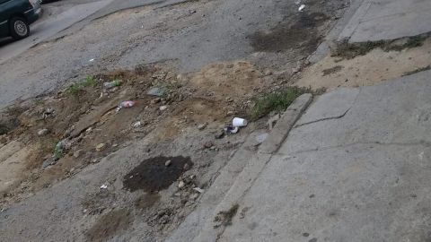 Vecinos de calle Tetecala exigen reparación por deterioro y riesgos en la vía