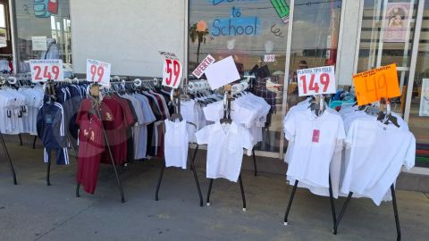 Madres en Tijuana gastan 4,000 pesos en útiles y uniformes al inicio escolar