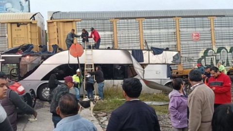 Tren arrolla autobús en Atlacomulco; 9 muertos y 41 heridos