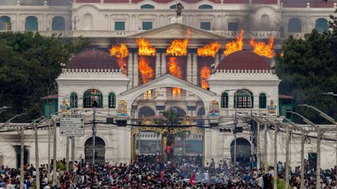 Protestas en Nepal dejan 19 muertos y Parlamento es incendiado