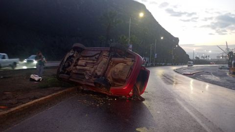 Mujer vuelca su automóvil en el bulevar Fernando Consag de Ensenada