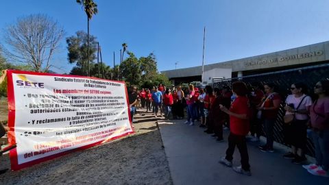 Maestros en Tijuana exigen pagos desde 2009 y mantendrán plantón este jueves
