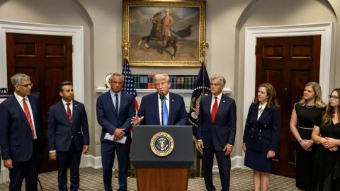 Trump anuncia nuevos aranceles a camiones, muebles y productos farmacéuticos