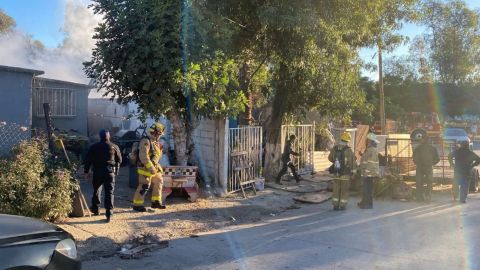 Bomberos sofocan incendio en vivienda de madera en Tecate