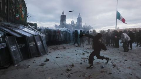 Marchan contra la represión; vándalos manchan protesta del 2 de octubre