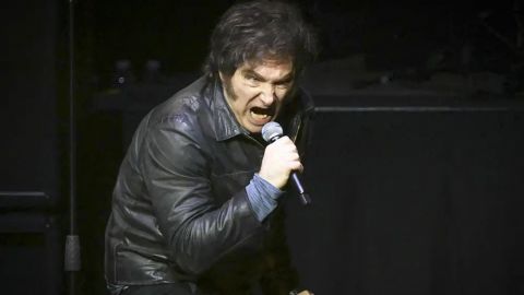 Milei 'canta' como estrella de rock durante presentación de libro