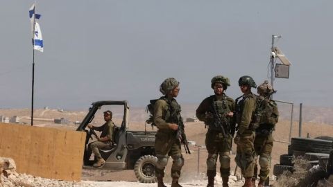 Ejército israelí ataca autobús con 10 personas en Gaza pese a tregua