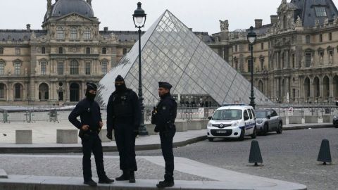 El Museo del Louvre cierra tras un audaz robo de joyas que sacude a Francia