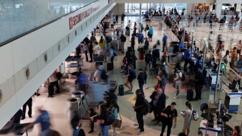 Estados Unidos advierte suspensión de espacio aéreo por cierre de gobierno