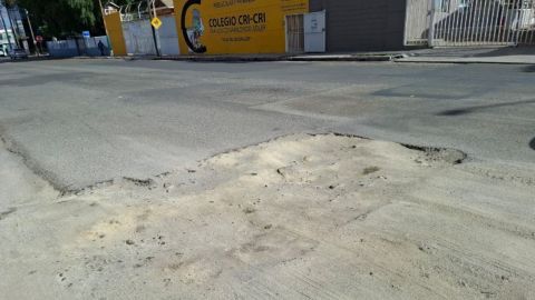 Gran bache en Avenida Ermita Norte pone en riesgo a conductores y ciclistas