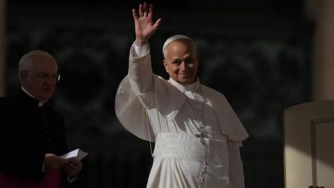 El papa León insta a EU a no intentar derrocar militarmente a Maduro