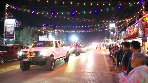 Con desfile de luces dan la bienvenida a la navidad en el Valle de Guadalupe