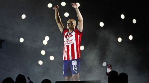 Chivas hace oficial la salida de 'Chicharito' Hernández