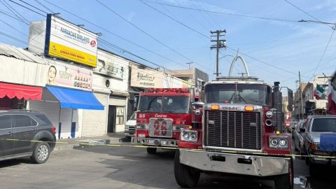 Bomberos atiende incendio de comercios en la Zona Centro de Tijuana