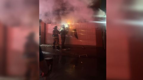 Bomberos sofoca incendios de una vivienda y fábrica en Tijuana