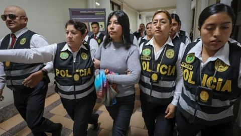 Perú refuerza 'bloqueo' a embajada de México
