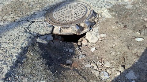 Vecinos de la colonia Durango exigen reparación de alcantarillas abiertas