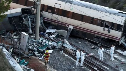 Accidente de tren de alta velocidad en España deja al menos 40 muertos