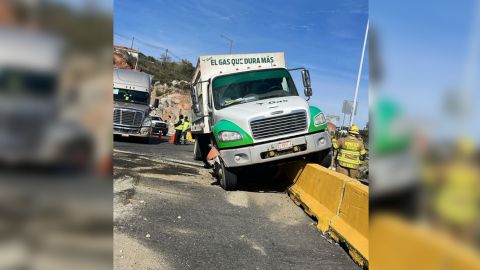 Camión de Star Gas queda embancado tras accidente en Tecate