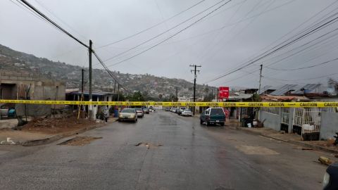 Caída de postes y encharcamientos tras fuertes lluvias en Ensenada