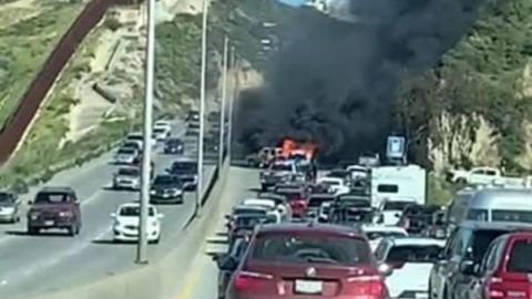Siete detenidos tras 16 bloqueos y quema de autos en Baja California