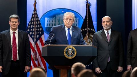 Donald Trump pide a México intensificar combate a cárteles