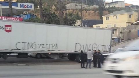 Dejan grafiti del CJNG en tráiler mientras chofer dormía en Tijuana